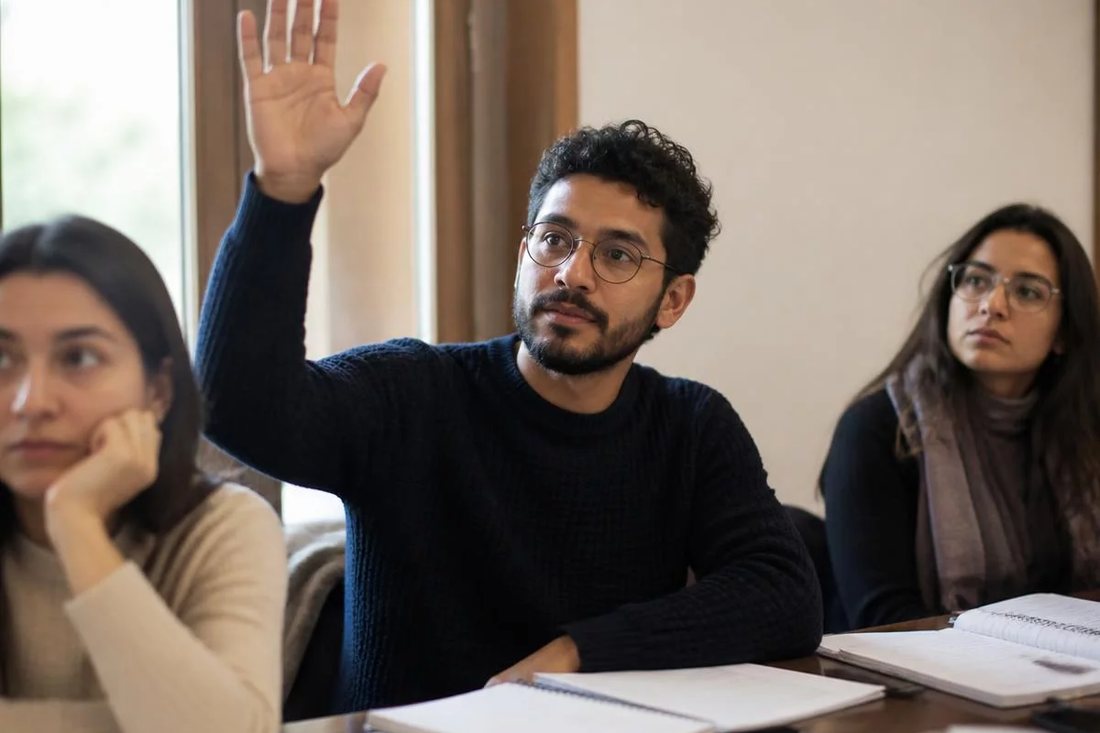 Facilitador em pé apontando para um argumento escrito no quadro durante a sessão